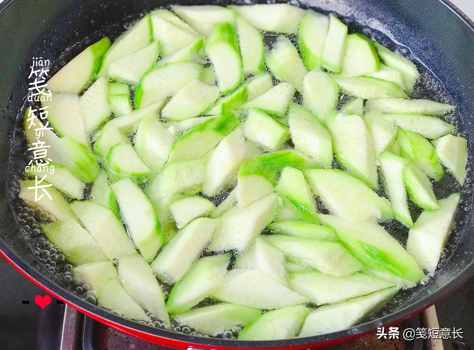 炒丝瓜时怎样做才能颜色翠绿不发黑，窍门很简单，总还有人记不住