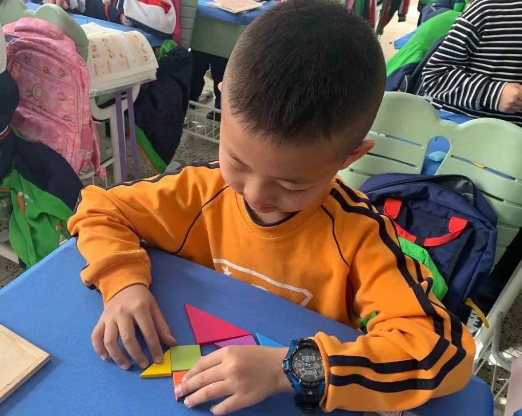 【寓教于乐】敕勒川绿地小学乌兰分校一年级开展玩转七巧板趣味拼搭活动