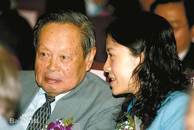 99岁杨振宁与娇妻恩爱如初，杨振宁表白：她是上帝赐给我的礼物