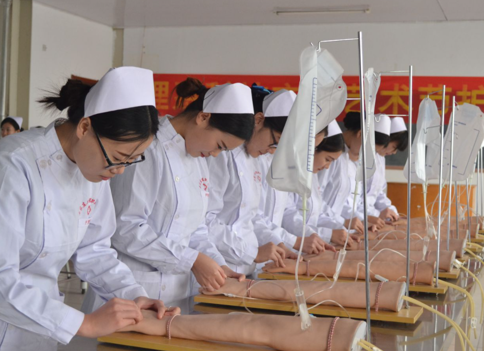 护理专业招生爆冷，985高校降分录取，学生：并没有报考的想法