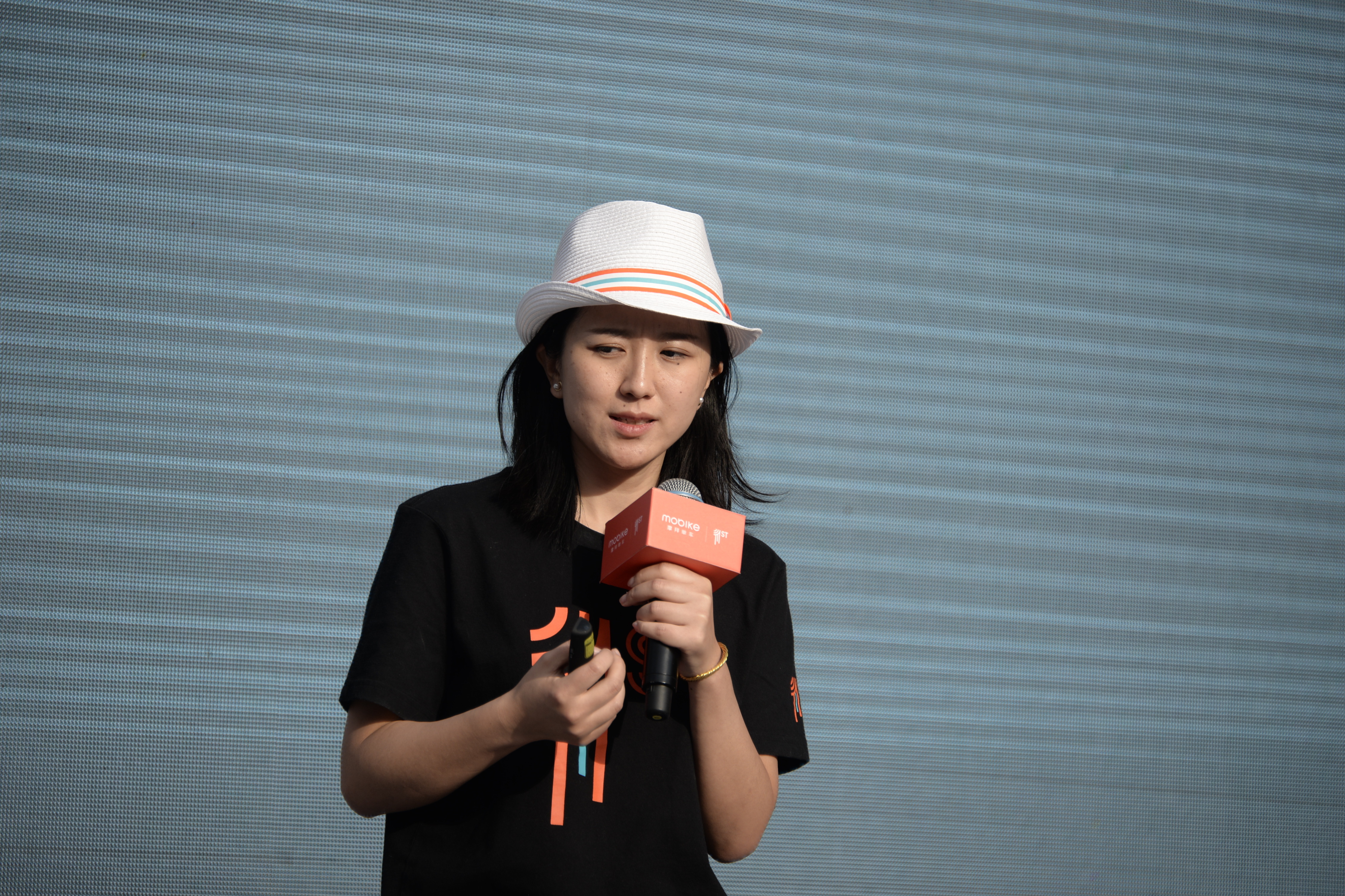 烂摊子留给美团王兴，用摩拜套现15亿完美退场，胡玮炜有多精明？