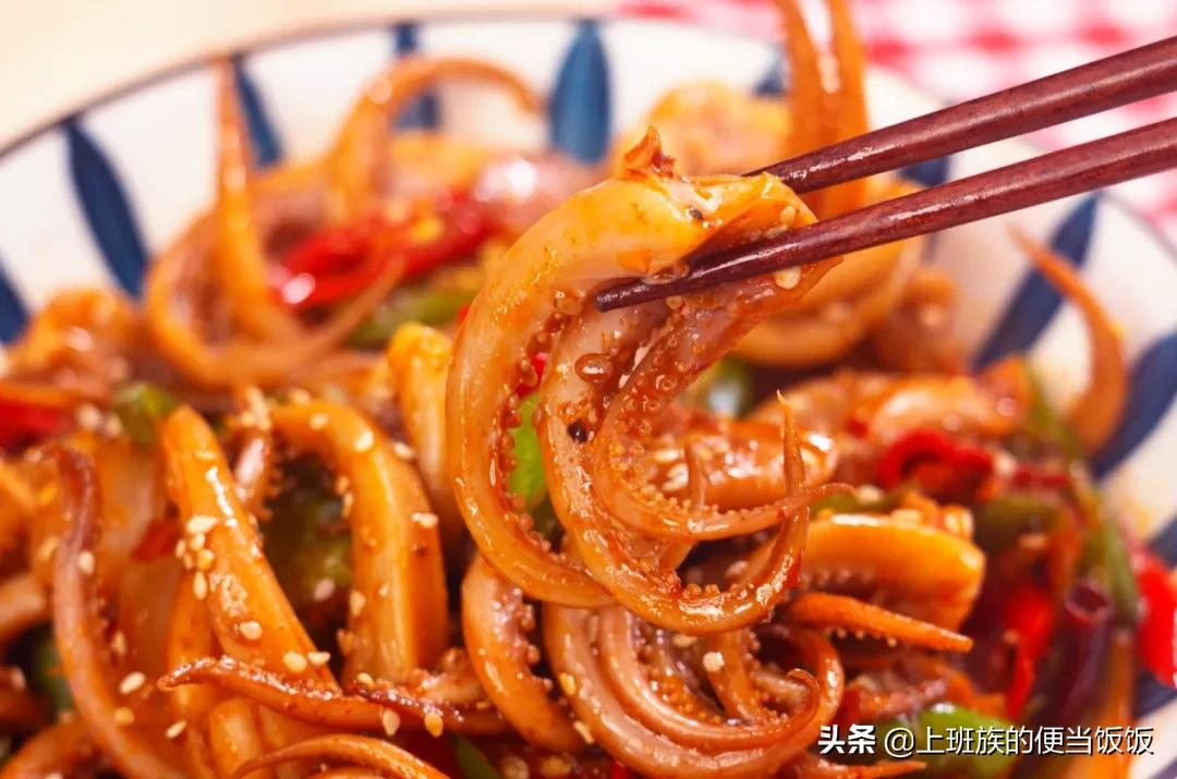 鱿鱼的家常做法,教你2招,比铁板的还香