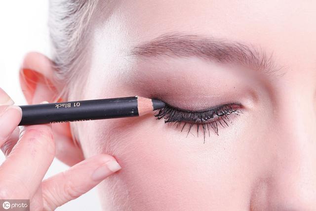 眼线笔和眼线液哪个更好用，选择适合自己最重要