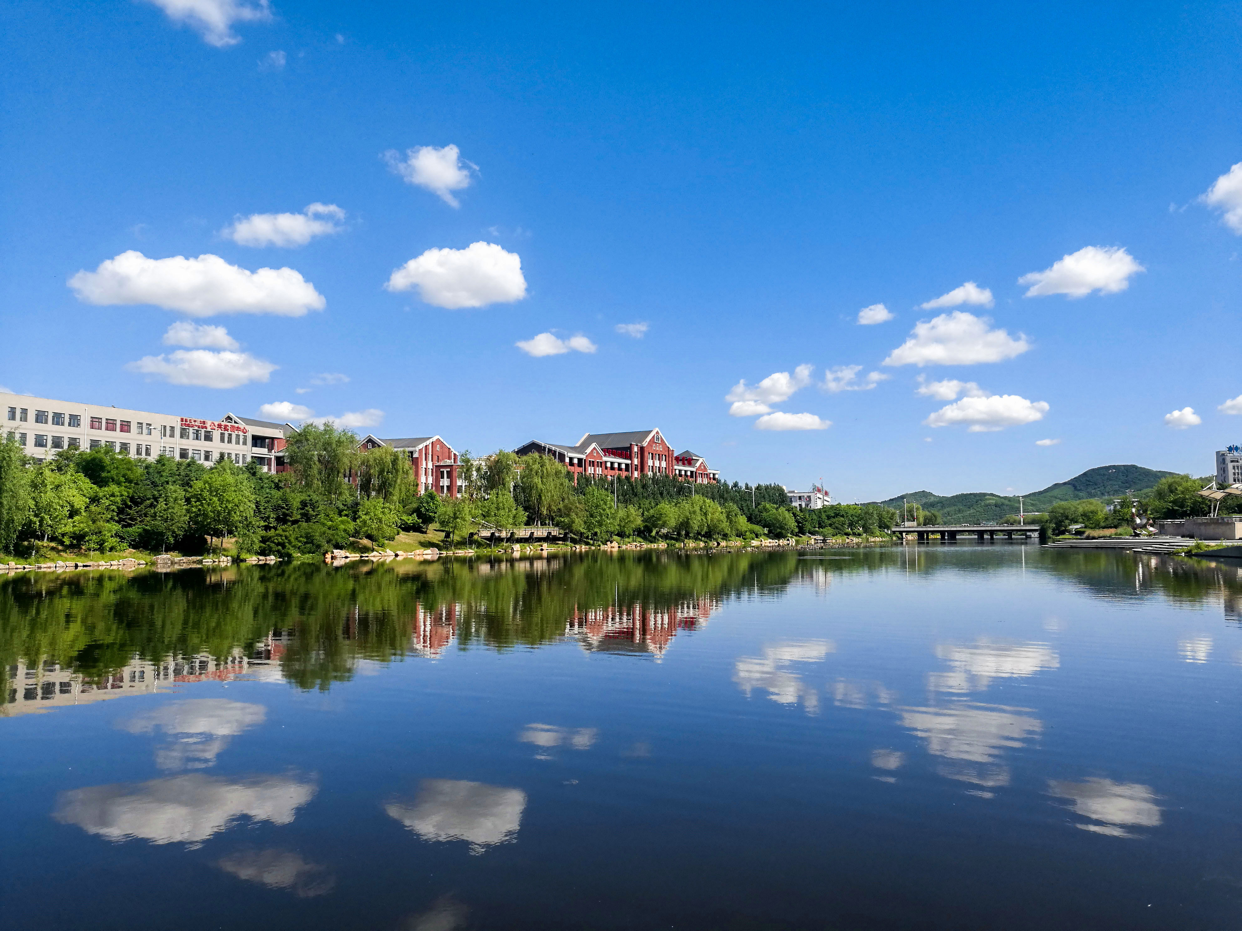 辽宁科技学院：漫步校园处处景