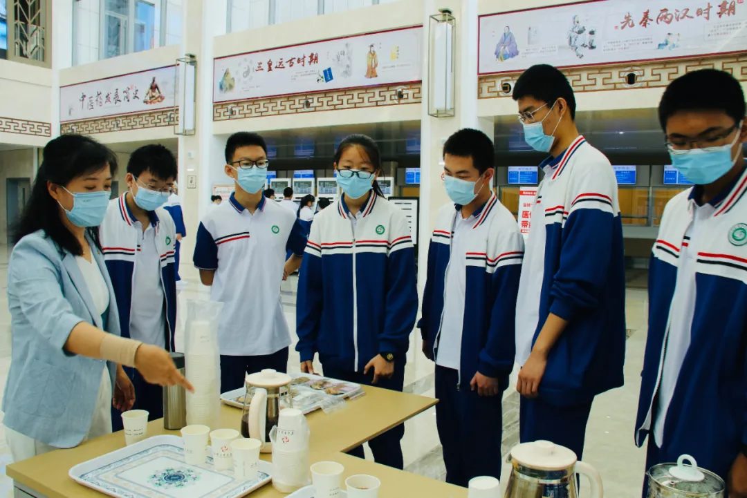 市实验学校高二学生到淄博市中医医院东院区体验中医药文化