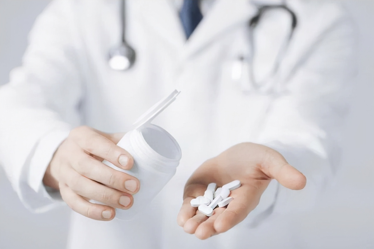 上厕所时，若发现尿液发黄还有异味，是怎么回事？不妨参考下