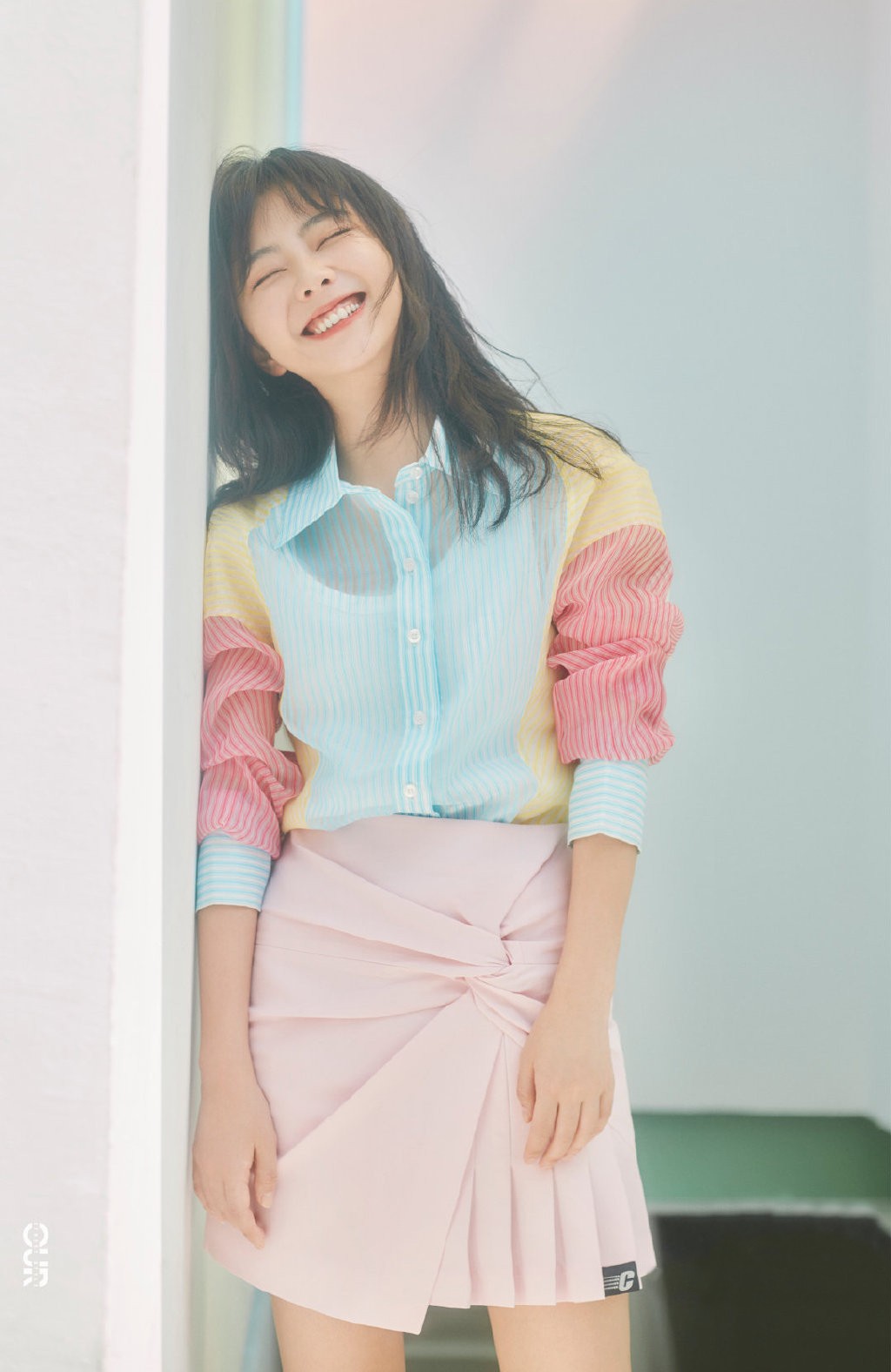 29岁谭松韵太嫩了,穿拼接透视衬衣配粉色短裙,对镜甜笑似少女