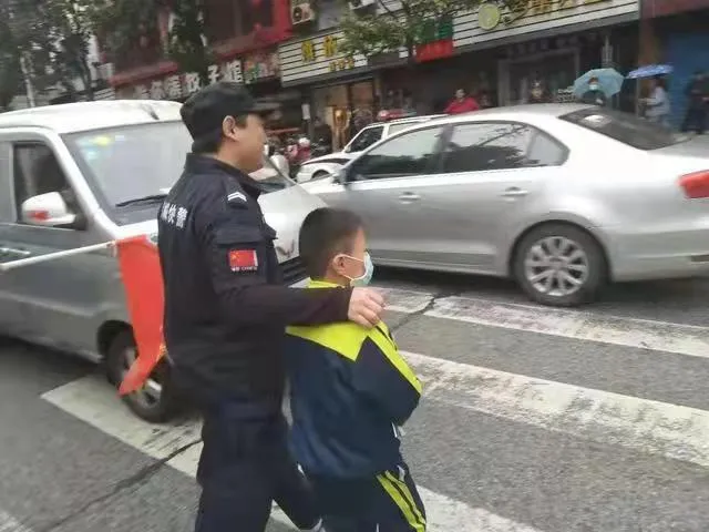 我为群众办实事|500米,一段暖心守护