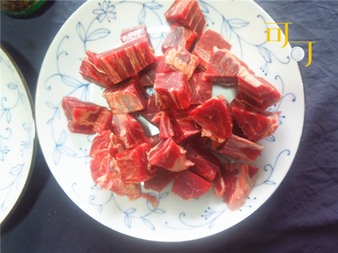 用沙茶酱炖一锅牛肉，鲜香下饭，广东、闽南人特别喜爱