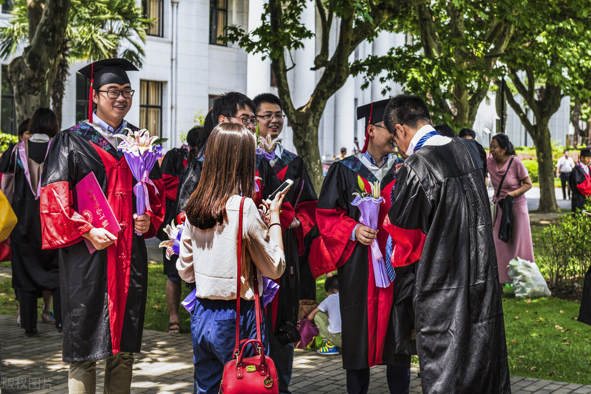 东华大学VS华东师范大学美术专业哪家强，录取成绩分析谁更好考？