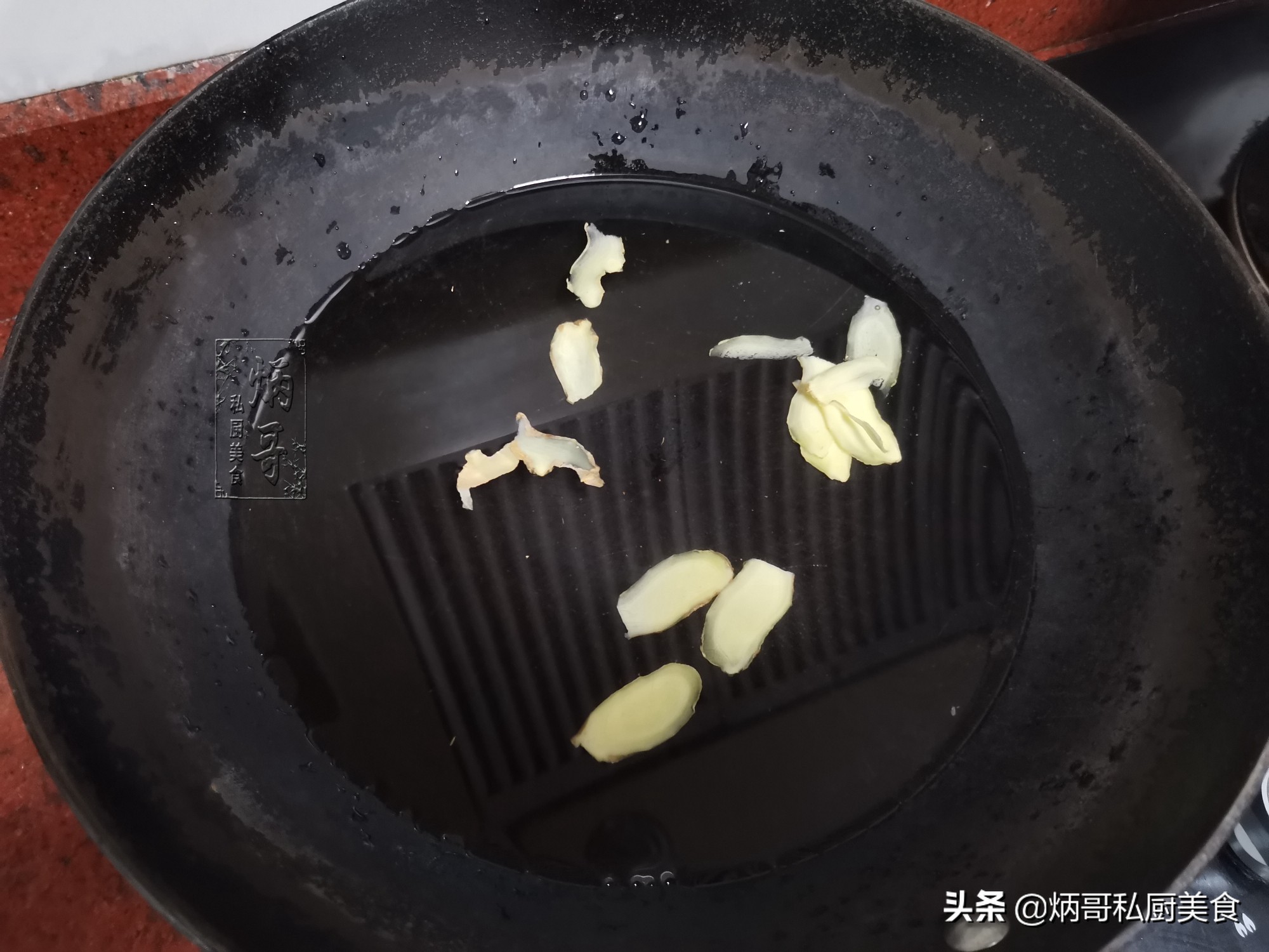 煮大闸蟹，是冷水下锅还是热水下锅，饭店厨师：做错了蟹腿掉光光