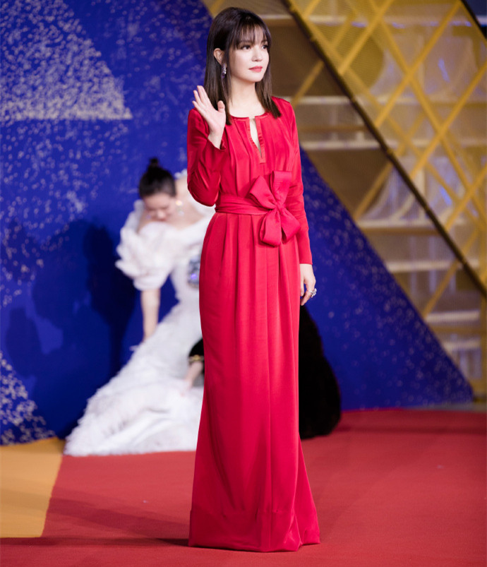 赵薇和小陶虹走红毯,人到中年比例都很好,终于明白腰线的重要性
