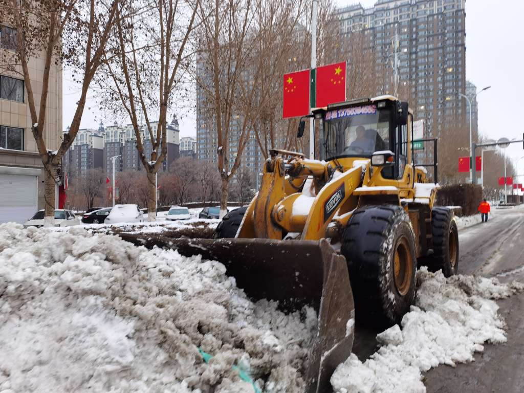 顶风冒雨清积雪，为榆树环卫工人点赞