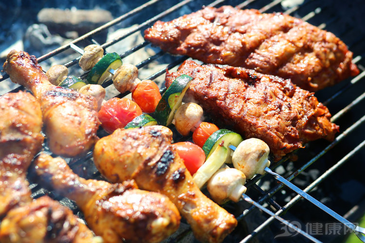 张开嘴就一股怪味？中医提醒：经常口臭，问题可能有4个