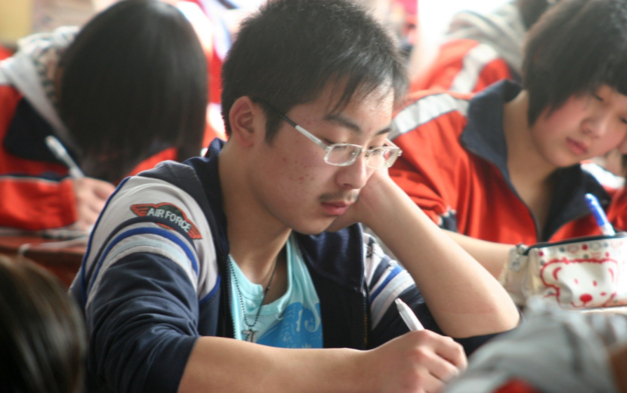 高中生掀起一股“弃英学日”的浪潮，理由很现实，学生也很无奈