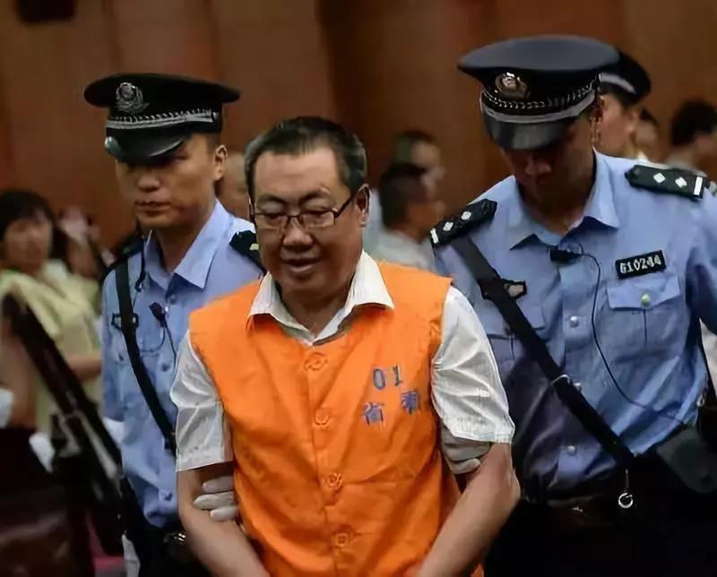 被处分后又落马，这些官员被“一查再查”