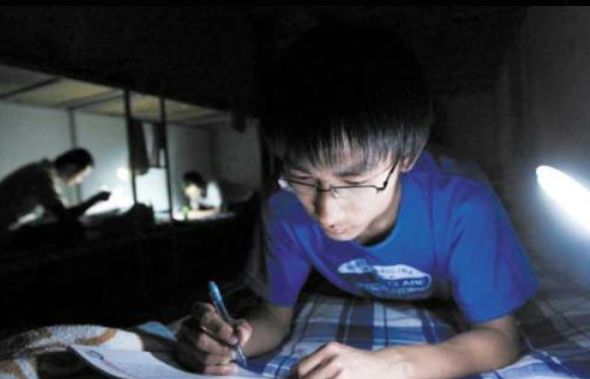 大一新生寝室标语走红，辅导员看后气笑了，00后果然人才辈出