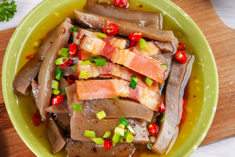 转大火烧制,大约2-3分钟后魔芋就熟透入味儿了,此时迅速将腊肉和