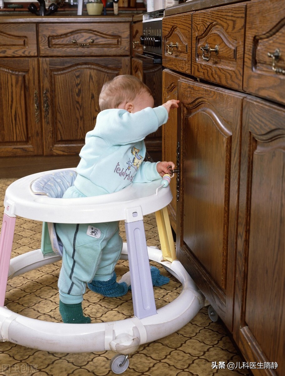 关于宝宝会坐的说说宝宝坐学步车的说说