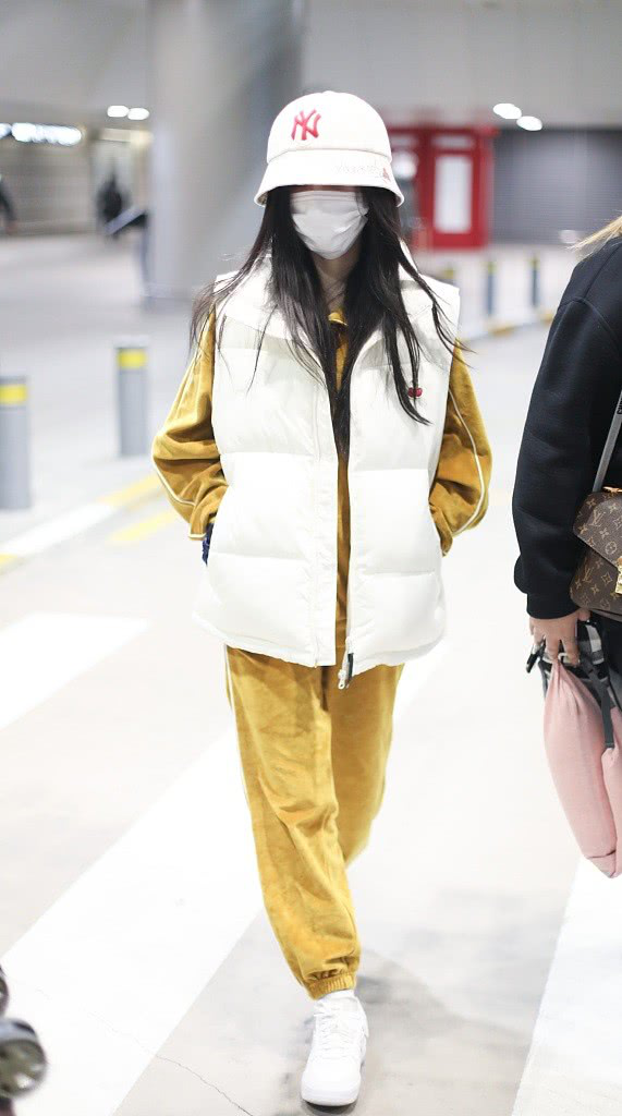 鞠婧祎的私服衣品真好，时尚造型减龄还显小，照着搭配“不翻车”