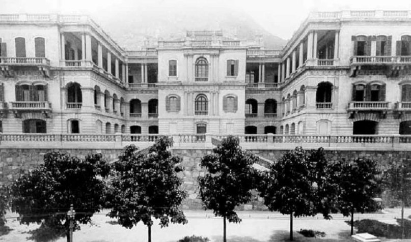 他是香港顶级富豪，为抗美援朝战争作出巨大贡献，去世时国旗盖棺