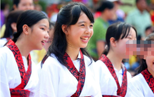 为啥“贵族学校”女生穿裙子，普通学校却是裤子？3点差距很现实