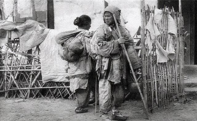 鲁迅玩伴闰土：57岁病逝后，留下5子，如今后代完成华丽转变