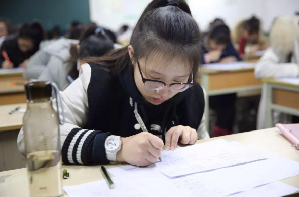 “我考不上大学怎么办？”，面对孩子灵魂拷问，家长回答堪称完美