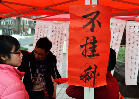 大学生连挂8科，差点被劝退，父亲：家门不幸，做人要有良心