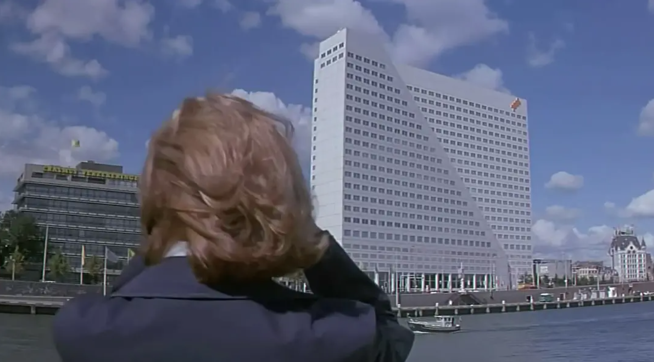 23年前，成龙为悼念恩师从21楼纵身一跃，跳出世界纪录震惊好莱坞