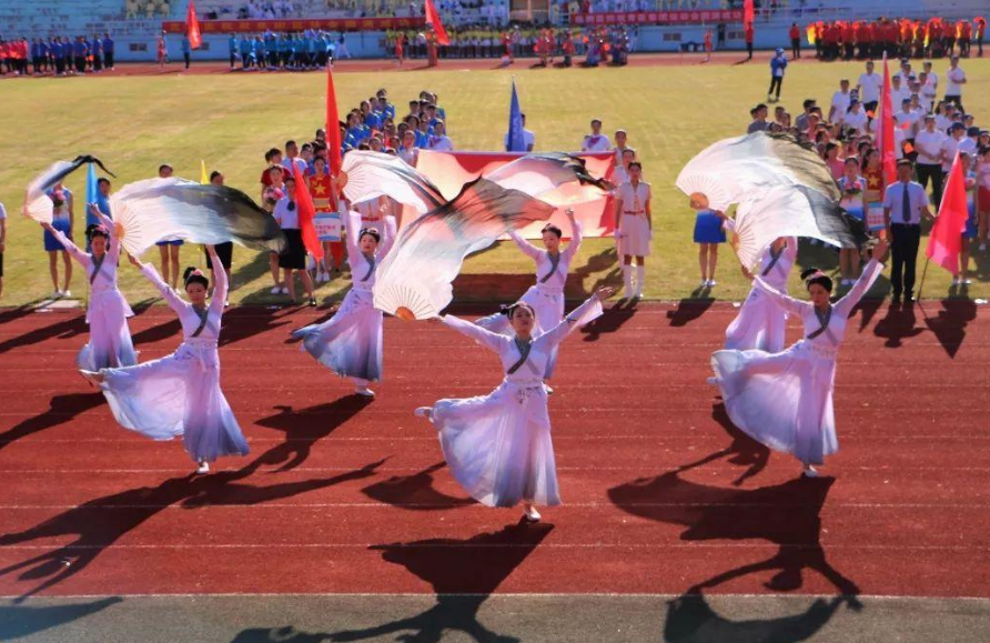 青岛大学运动会“举牌女生”火了，侧脸宛如明星，学校宣传费省了