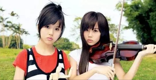 清纯姐妹变整容怪，靠花边博眼球，BY2手握好牌亲自打烂