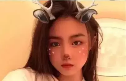 汪峰女儿小苹果近照曝光,14岁打扮精致成熟,气质神似章子怡