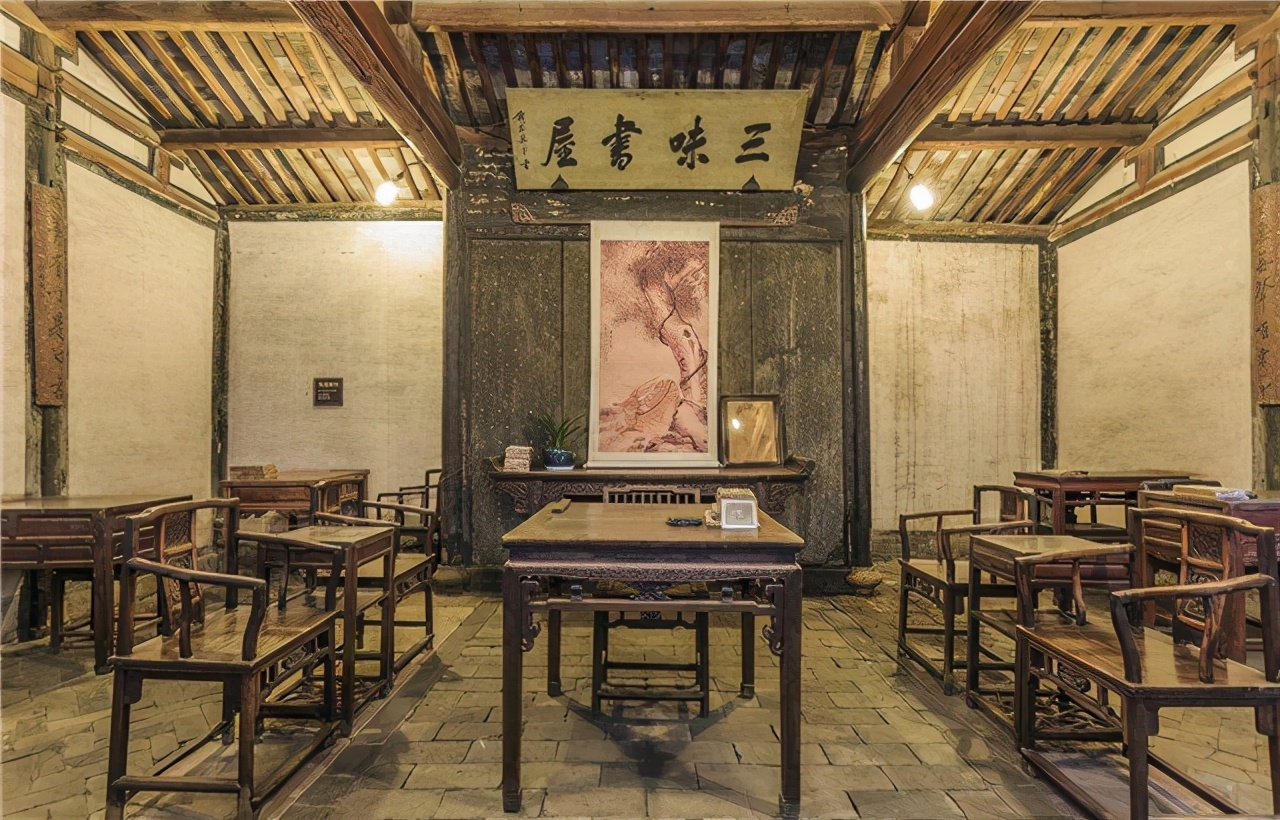 从少时起,便无法出门;倘若有机会可以出去,不是前往私塾学习知识,便是