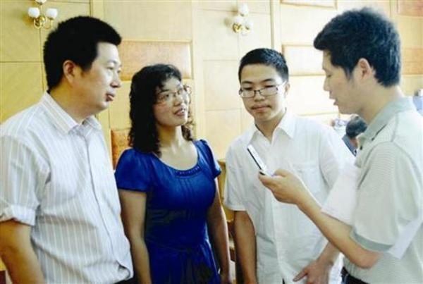 755字高考满分作文，其中30字连老师也不认识，阅卷组长写4页注释