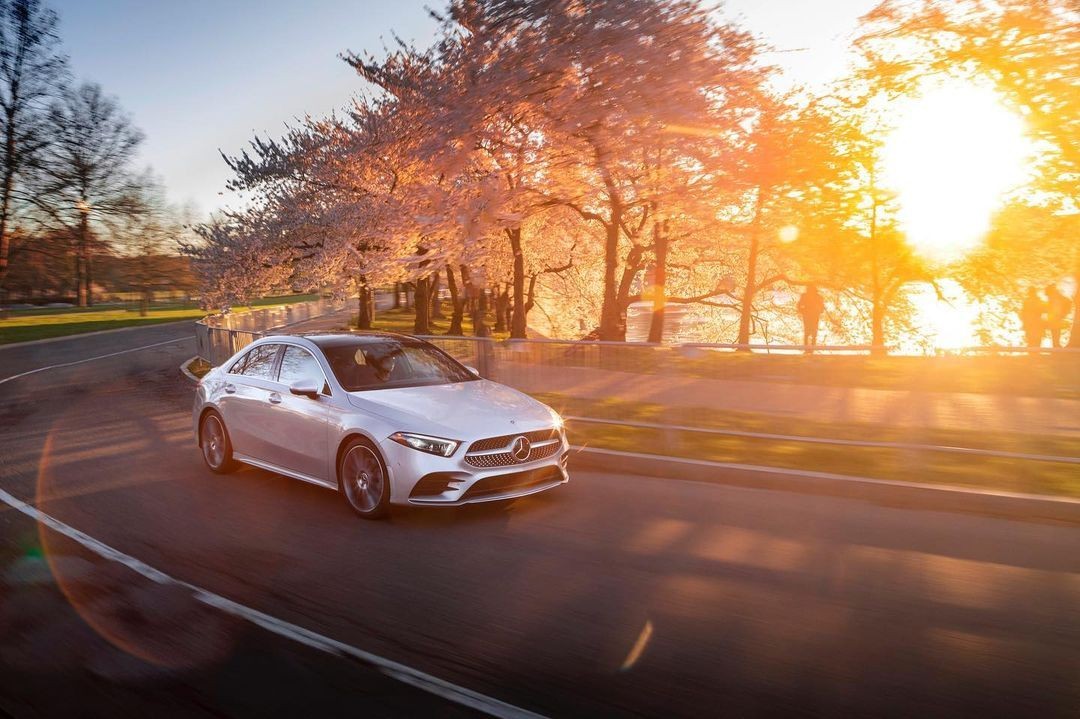 跌落神坛？奔驰全线爆冷下降，豪车也不好卖了？