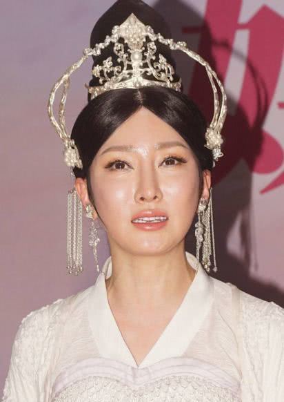 萨顶顶近照曝光“大变脸”！疑似整容变网红，观众认不出她