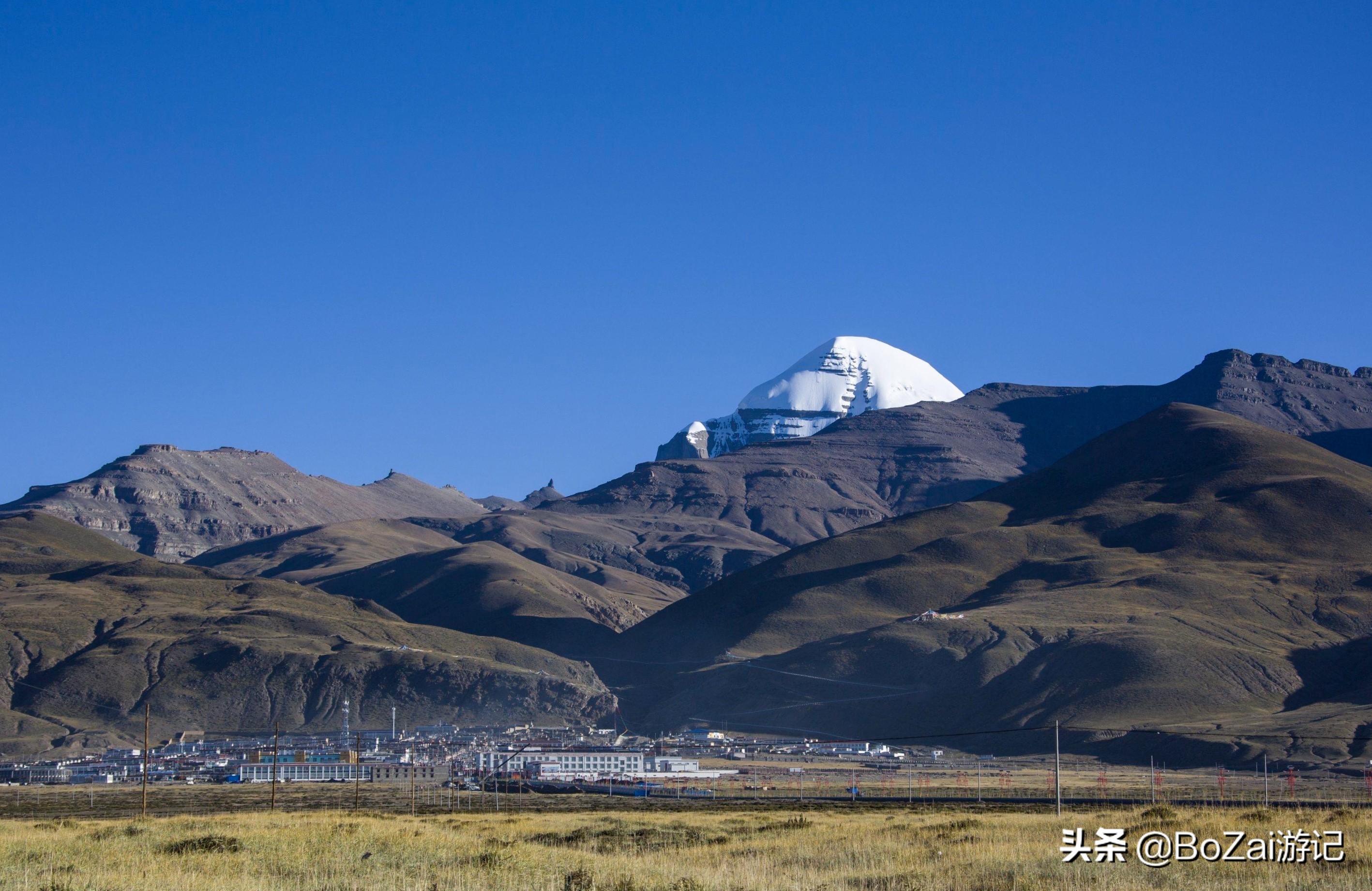 冈仁波齐峰是冈仁波齐山脉主峰,位于西藏阿里地区普兰县巴嘎乡北部,素
