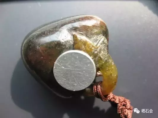 别被骗了！这是玉都是玉石粉压制而成的