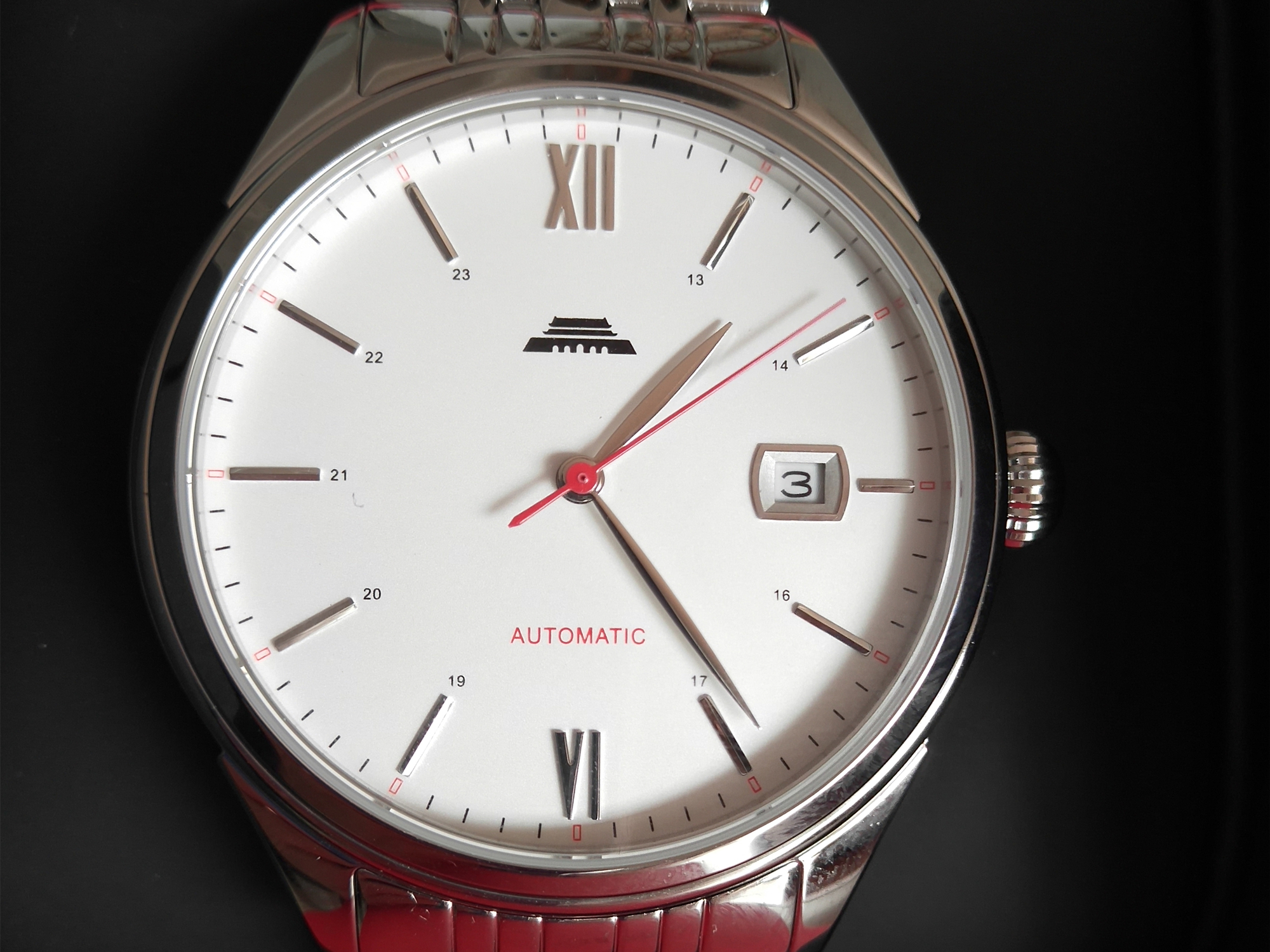 表底为不锈钢螺纹透视底,新表发来时表底贴有一个二维码合格证,上面