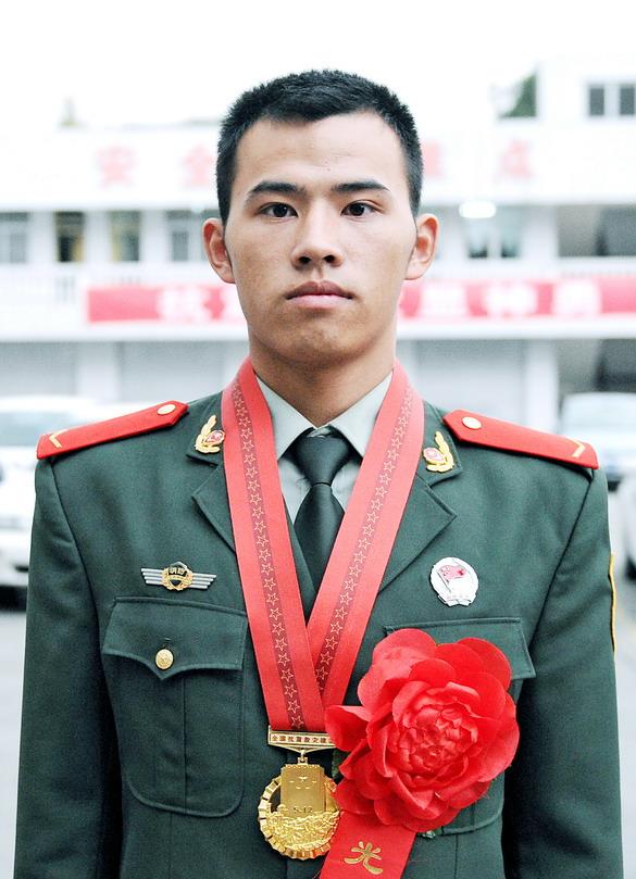 5.12汶川地震救灾英雄：那个“跪地哭喊再救一个”的19岁消防战士