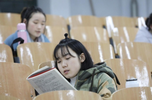 专科生到底算不算大学生？教育部门做出回答，大家看法不一样