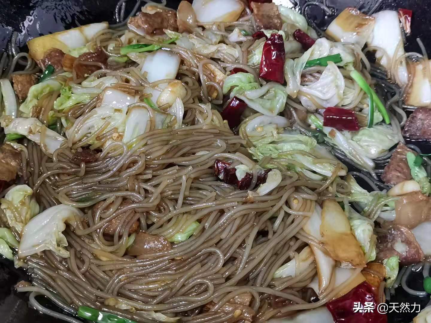 白菜猪肉炒粉条，酒店的做法，家常的味道，简直太美味了