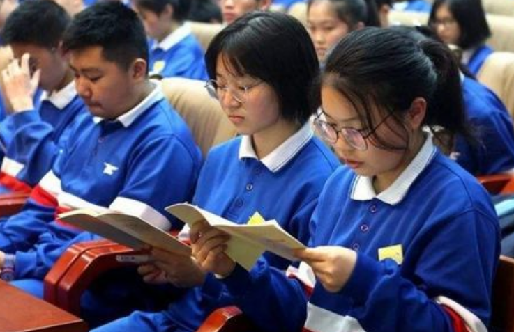 初中生“发型标准”公布，男生接受度很高，女生被新发型丑哭