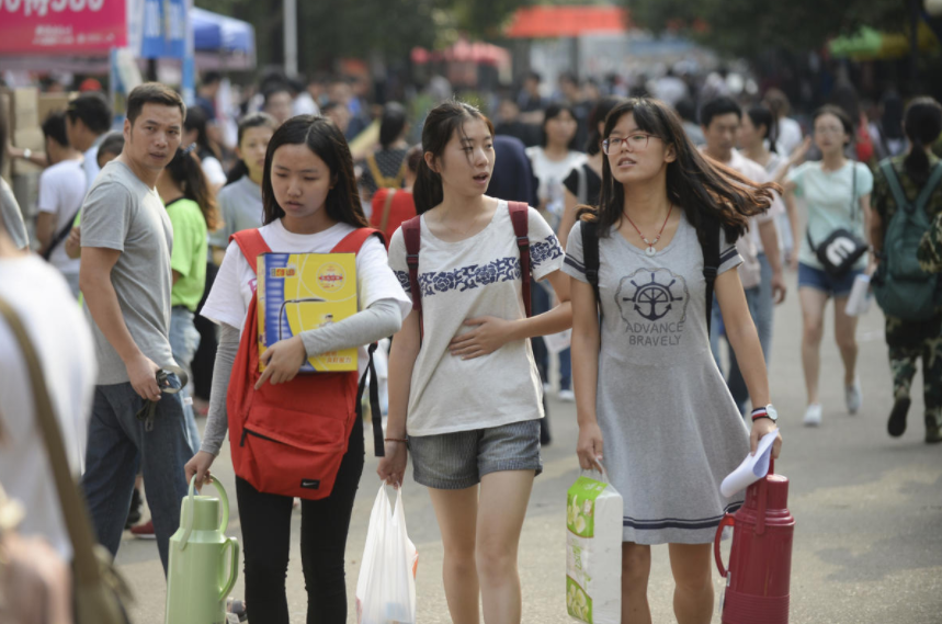 武汉多所高校学费大幅上涨，学生望而生畏，家长直呼供不起了