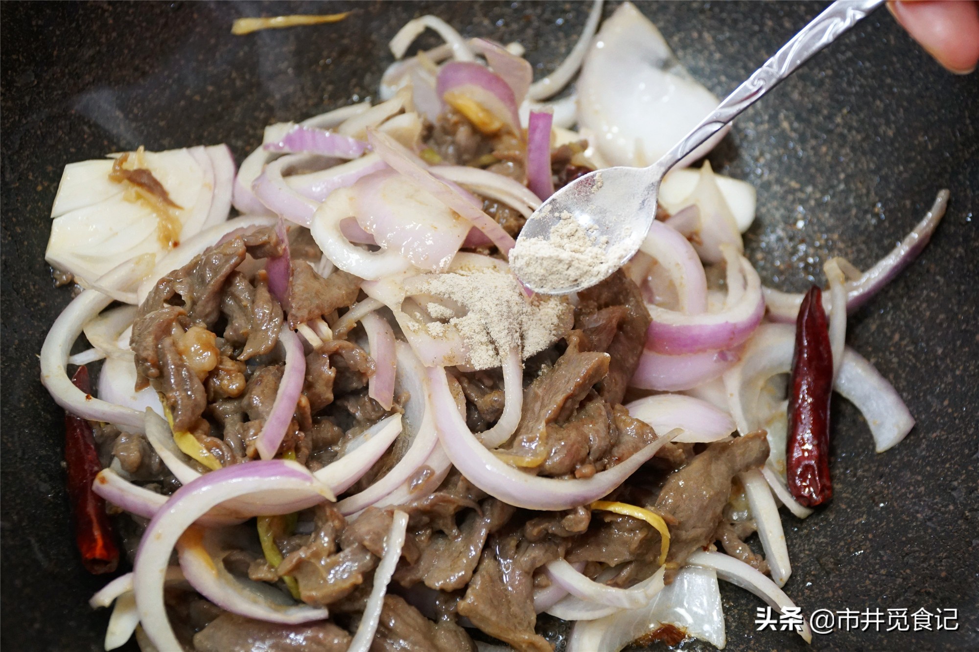 炒牛肉直接下鍋就錯了，容易炒老，用它拌一拌，怎么炒都滑嫩鮮美