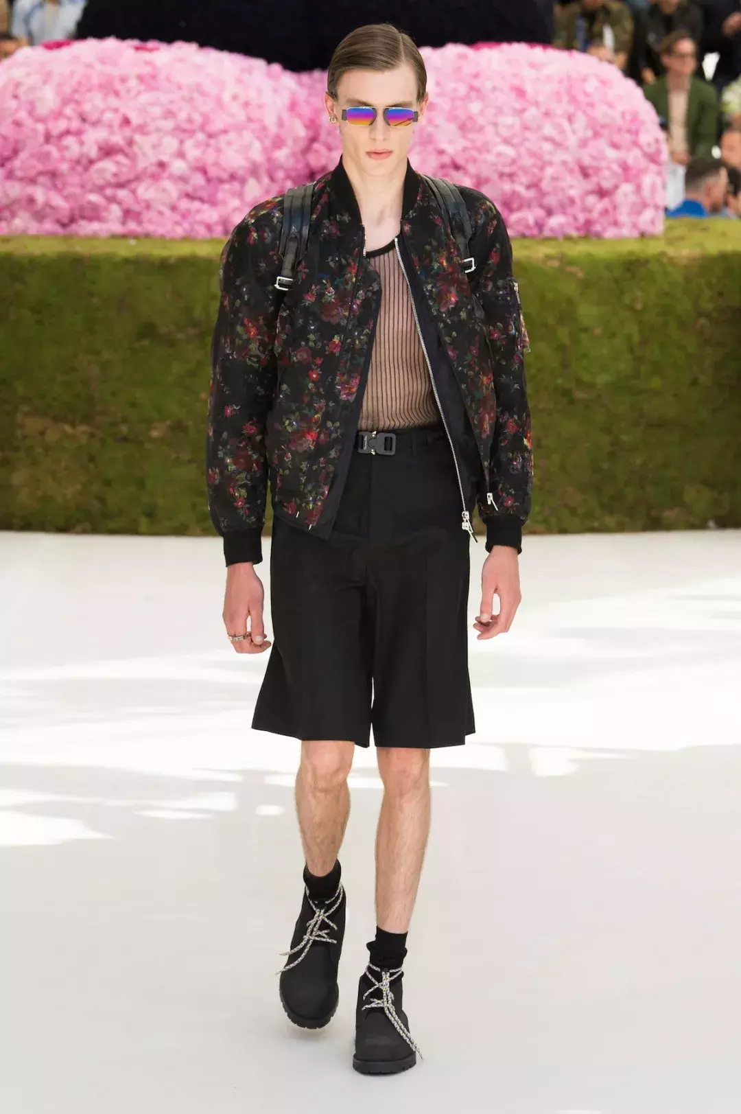 现在的 Dior 不再只有性感,它正变得“ 爆款 ”起来