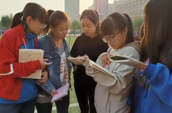 普通家庭供一名本科生读完4年大学，需要多少钱？网友：真养不起