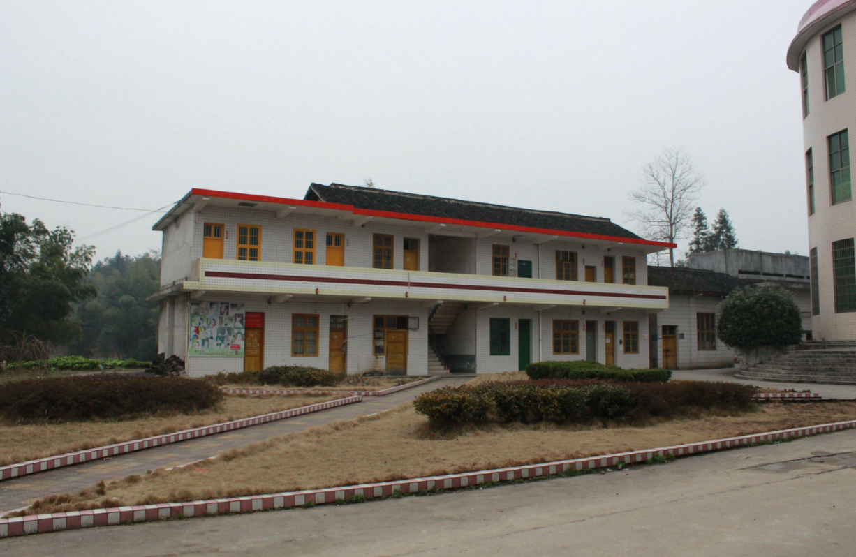 一张仅16人的高考喜报，揭露教育现状，现实的差距拼了命也追不上