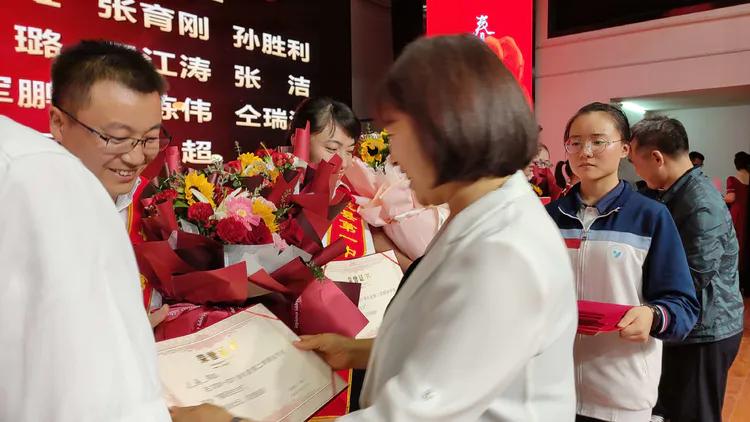 守望初心 最美绽放--乾县一中隆重庆祝第37个教师节